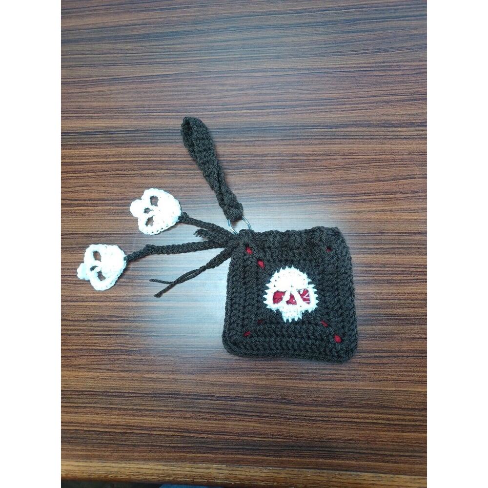 Crocheted SKULL Purse Brown & White Handmade SKULLS CHARMS RED BANDANA LINING - Picture 4 of 11